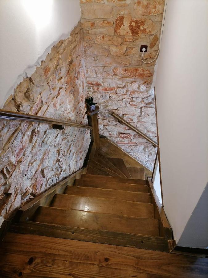 Mala Kuca Sa Velikim Grijanim Bazenom Antonio Villa Šišan Екстериор снимка